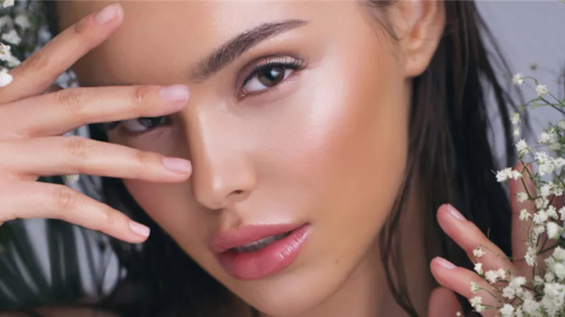 أفضل أنواع الهايلايتر لبشرة مضيئة وجذابة | صور