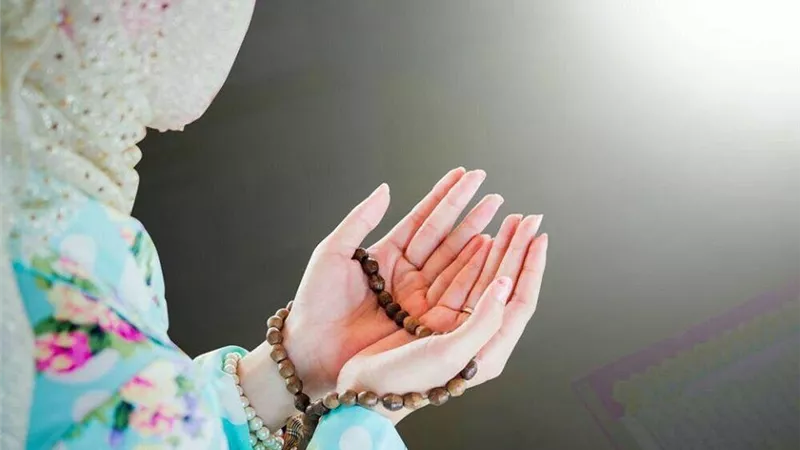 ما حكم صيام المرأة إذا جاءها إحساس بدم الحيض قبل المغرب؟ «الإفتاء تُجيب»