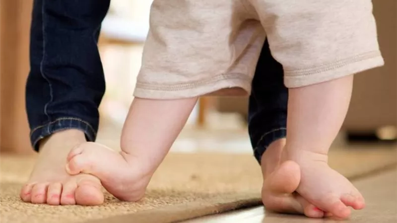 6 خطوات لعلاج تقوس الساقين عند الأطفال