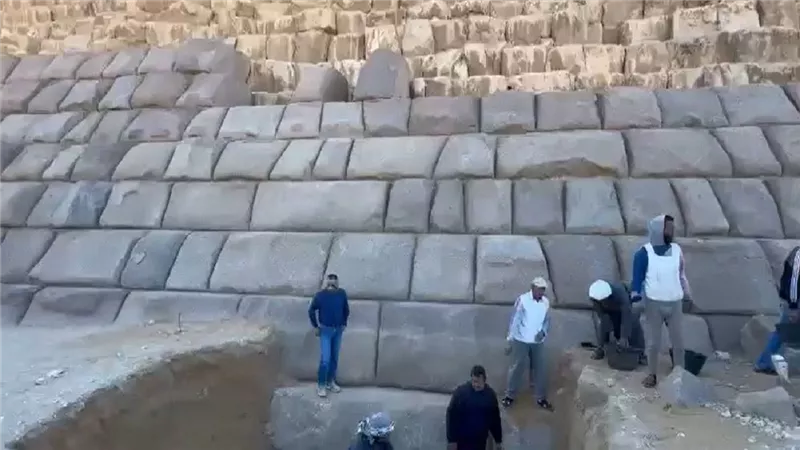مشروع تبليط الهرم يشعل الجدل وزاهي حواس: «محدش يقدر»