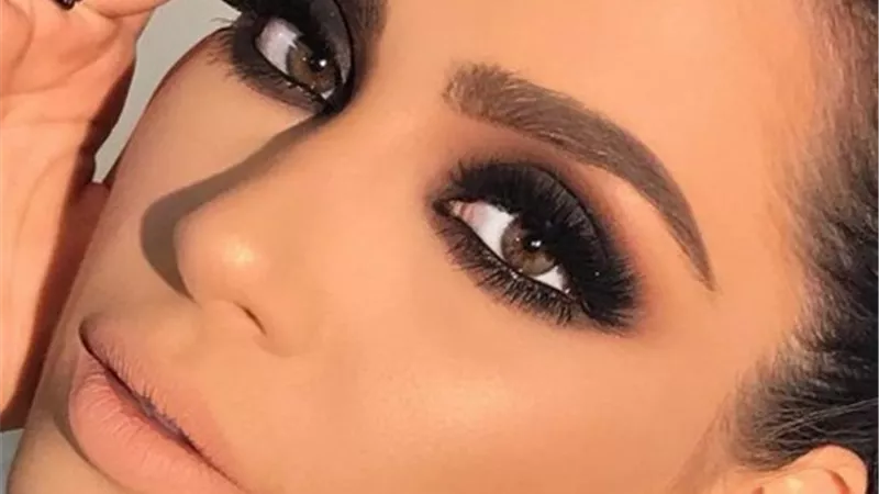 خطوات تطبيق مكياج العيون السموكي