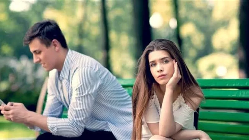 كيف تتعاملين مع إهمال حبيبك؟ (إنفوجراف)