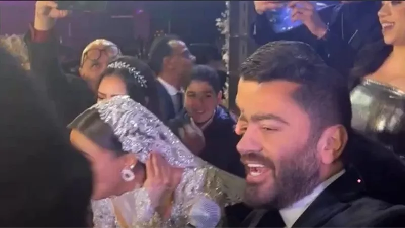 نجوم الفن والغناء في حفل زفاف ابنة عصام كاريكا (فيديو)