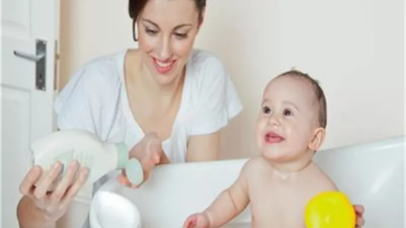 4 نصائح ذهبية عند استحمام الطفل في الأجواء الباردة