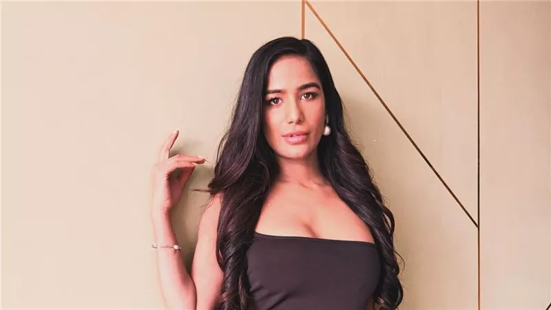 ممثلة هندية شهيرة تزيف خبر وفاتها بسبب سرطان الرحم