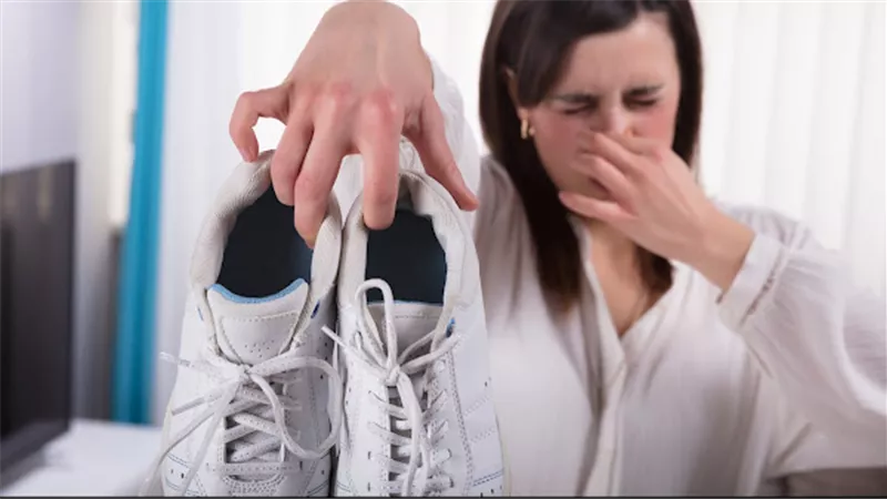 6 حيل ذكية للتخلص من روائح الأحذية الكريهة