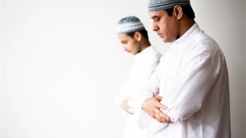 ما حكم الاستعاذة قبل القراءة في الصلاة؟ «الإفتاء تُجيب»