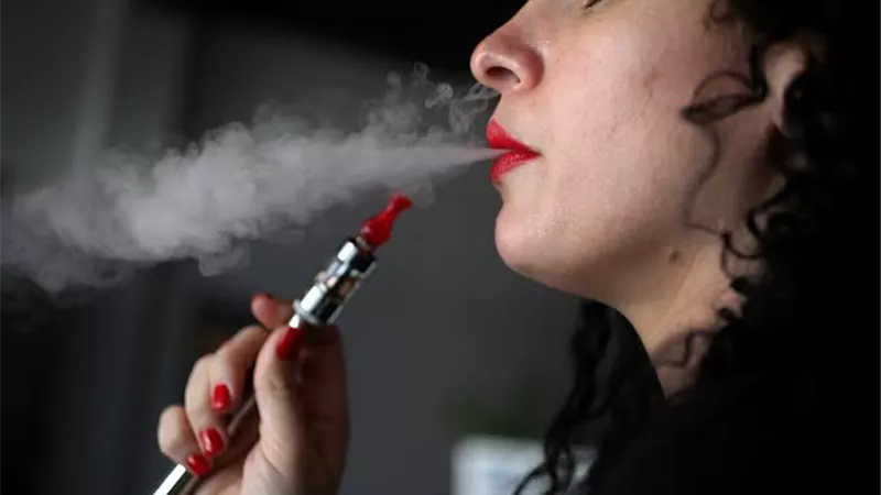 انتشار تدخين الشيشة بين النساء موضة أم تسلية؟ السوشيال تجيب
