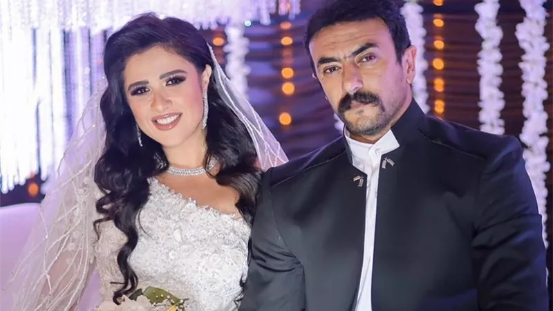 أحمد العوضي ينشر مشهد مع ياسمين عبد العزيز ويعلق: مفيش فلوس (فيديو)