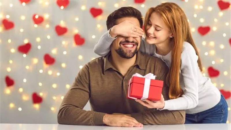 5 هدايا عملية وبسيطة يمكنك تقديمها لزوجك في عيد الحب (صور)