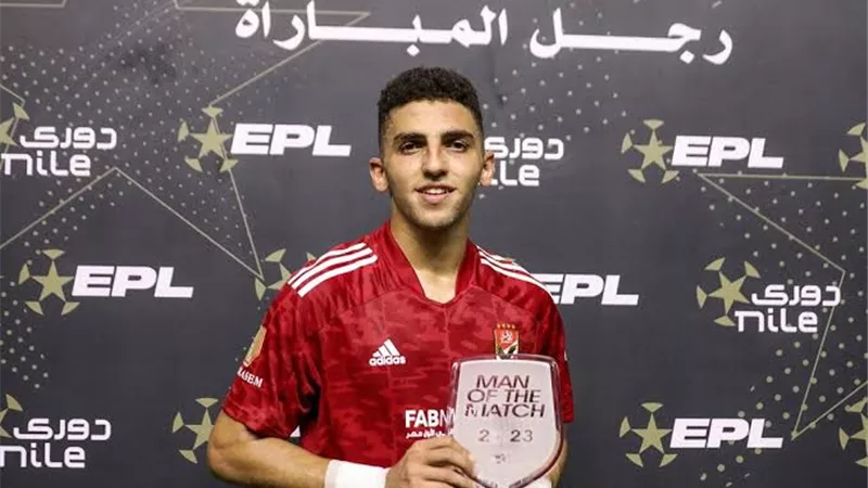 انهيار أحمد نبيل كوكا في جنازة والده وخالد بيبو يحتضنه (صور)