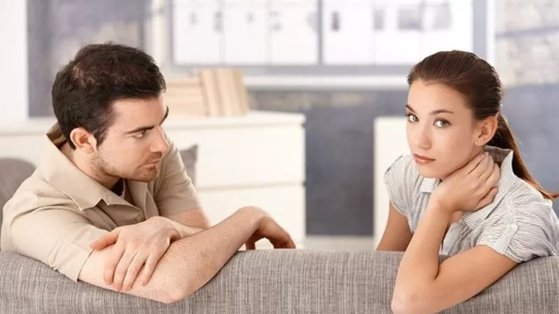 كيف أتعامل مع غيرة خطيبي الزائدة؟ 5 نصائح مجربة