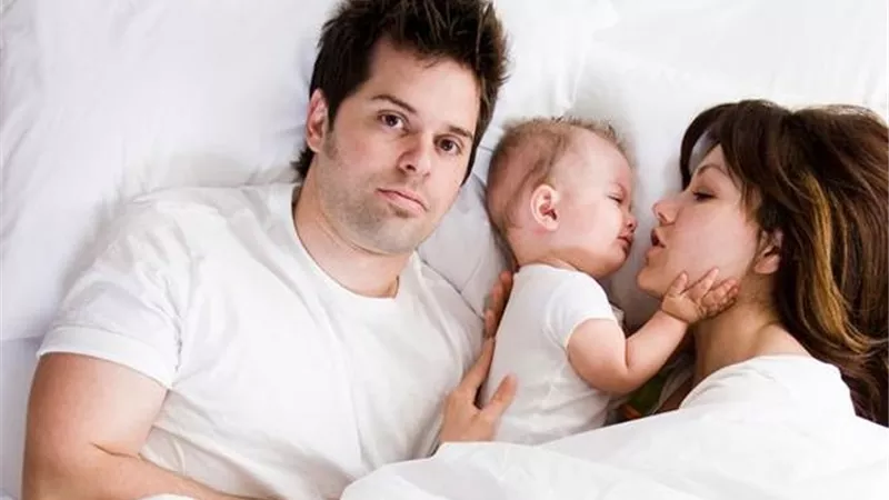 5 حلول لمواجهة غيرة الزوج من المولود الجديد 