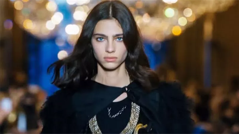 لولي باهيا تتألق بفستان زفاف شانيل لربيع وصيف 2024 (صور) 