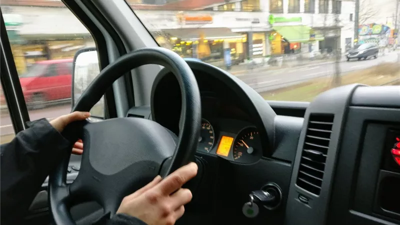 تفاصيل مشاجرة فتاة مع سائق شركة توصيل بسبب «الطريق المهجور» 