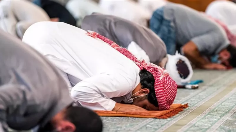 هل سماع الأذان شرط لحضور الجماعة؟ «الإفتاء تُجيب»