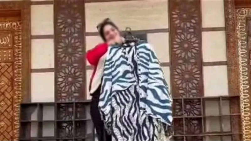 مصممة أزياء تستعرض ملابسها في جلسة تصوير أمام مسجد ببني سويف (صور) 