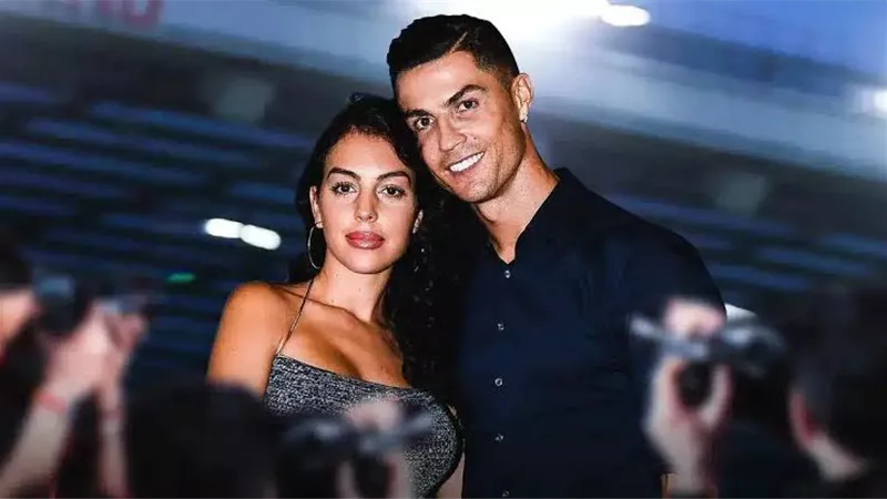 كيف احتفل كريستيانو رونالدو مع جورجينا رودريجيز بعيد الحب 2024؟ 