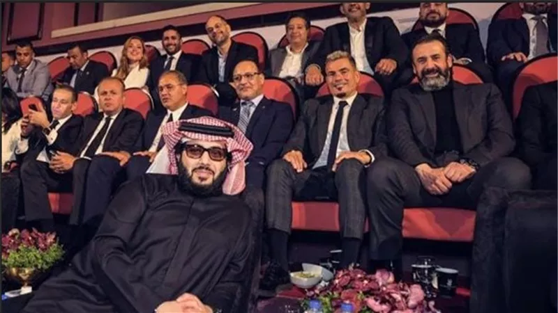 تركي آل الشيخ يمازح الهضبة وعمرو مصطفى بعد الصلح (صور)