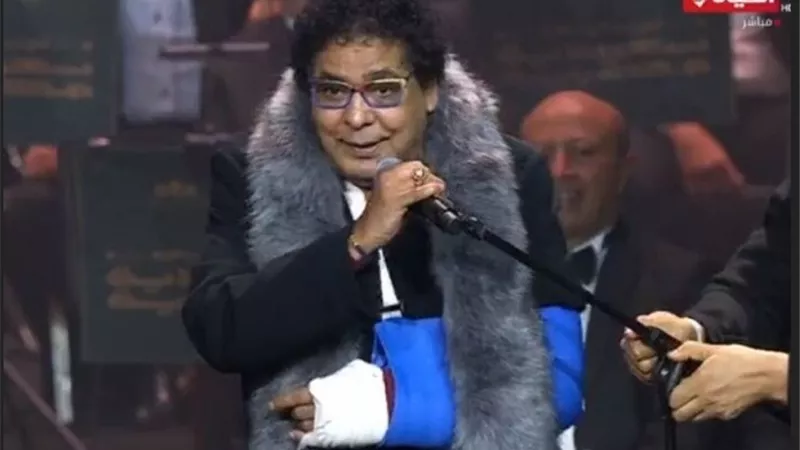أول تعليق لـ محمد منير بعد ظهوره بذراع مكسور