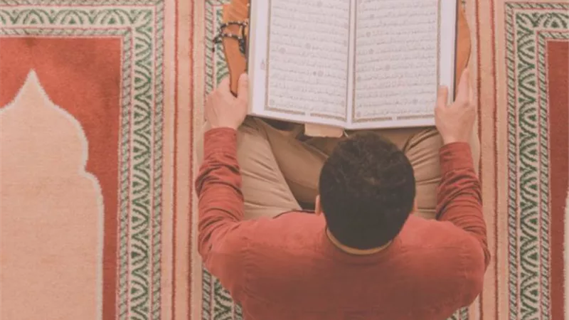 هل يجوز قراءة القرآن وأنا أرتدي الحذاء؟ «الإفتاء تُجيب»