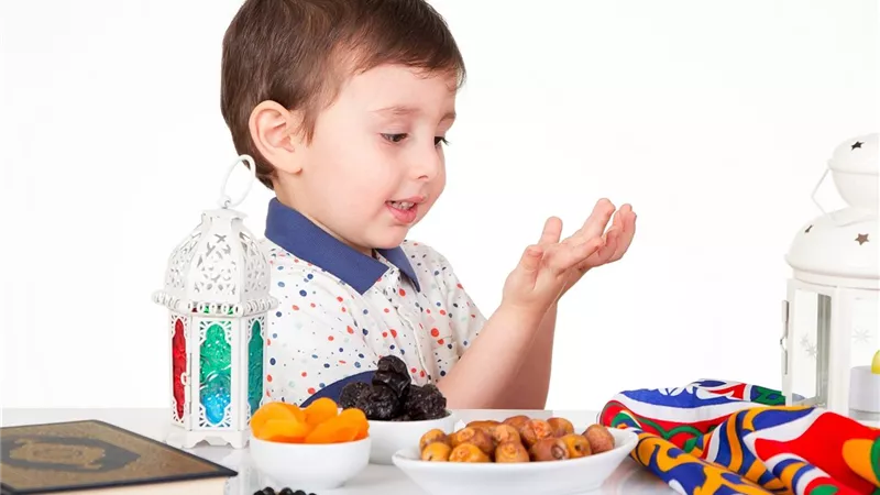6 نصائح فعالة لتشجيع طفلك على الصيام في رمضان 2024