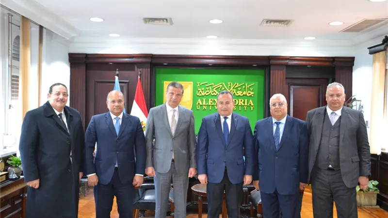البنك الزراعي المصري وجامعة الاسكندرية يبحثان تعزيز التعاون في مجالات التنمية واستصلاح الأراضي