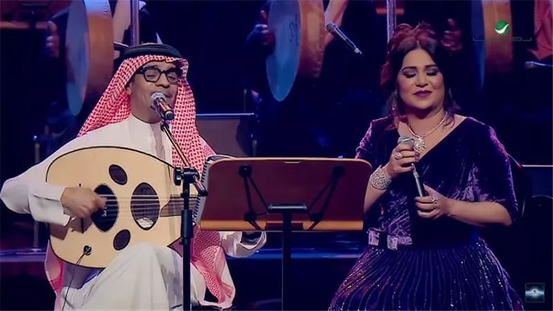 نوال الكويتية تثير الجدل يسبب «بوسة» ابن رابح صقر (صور)