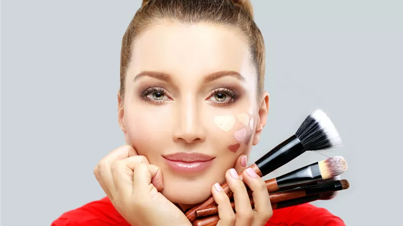 طريقة عمل هايلايتر للوجه بمكونات سهلة في المنزل
