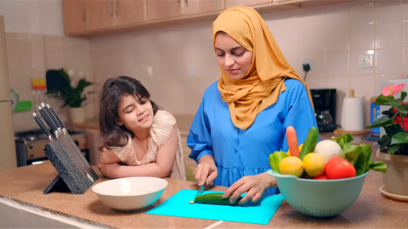 5 خطوات ذكية لتعلمي ابنتك المراهقة فنون الطهي في رمضان 2024