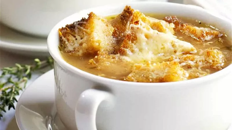  طريقة عمل شوربة البصل بجبن البارميزان