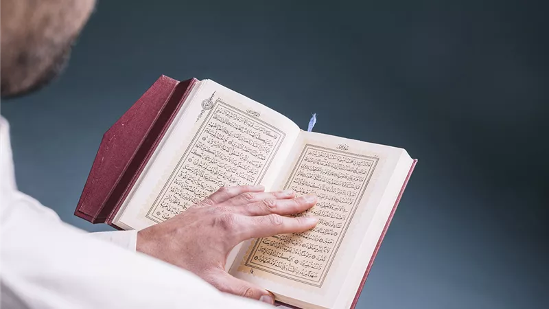  ما حكم قراءة القرآن من المصحف في صلاة التراويح ؟«الإفتاء تُجيب»  