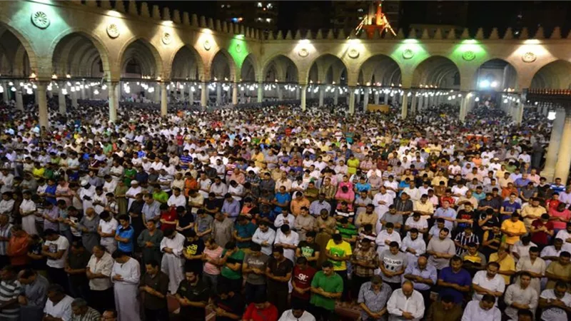 ما حكم ترك أداء صلاة التراويح في المسجد لعذر العمل؟ «الإفتاء تُجيب»