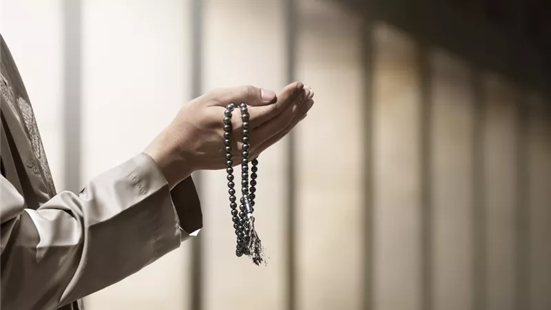 هل يفسد صيام شخص لا يصلي في رمضان؟ «الإفتاء تُجيب»