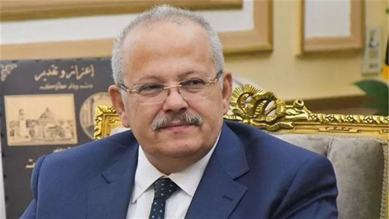 القصة الكاملة لحبس رئيس جامعة القاهرة وعلاقة الموظفين بالقضية 