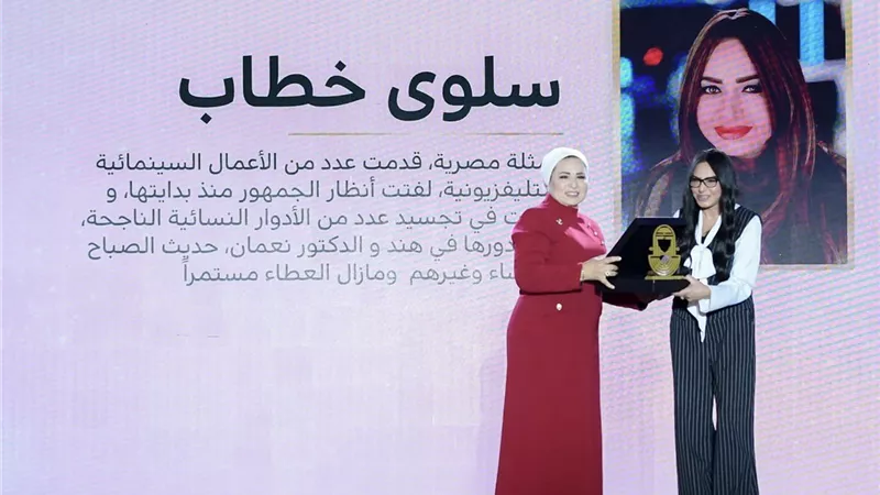 انتصار السيسي تكرم نجمات الفن باحتفالية المرأة المصرية (صور) 