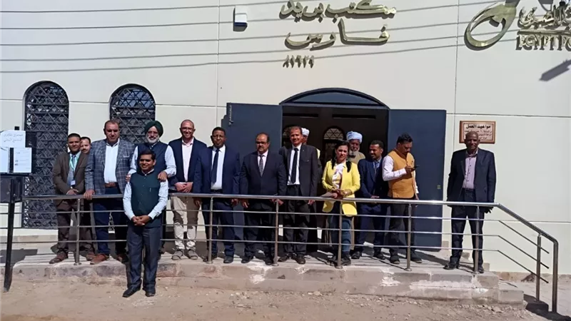 السفير الهندي يزور مكتب بريد فارس بأسوان