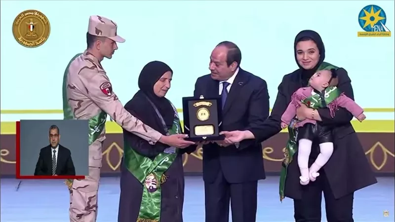 السيسي يحتفل مع أطفال الأبطال في يوم الشهيد 2024 (صور)