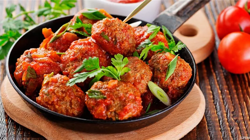 طريقة عمل كفتة الدجاج بصلصة الطماطم 