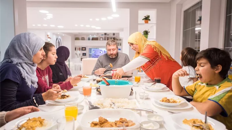 6 نصائح لتدربي طفلك على استقبال الضيوف في رمضان 2024