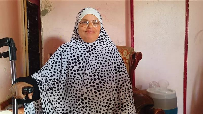 جدة صادق | أم مثالية ربت مهندسا وآخر من ذوي الاحتياجات بعد وفاة زوجها