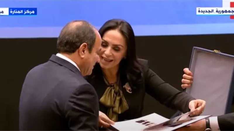 مايا مرسي : المرأة المصرية رمز  للقوة والصبر والعزيمة 