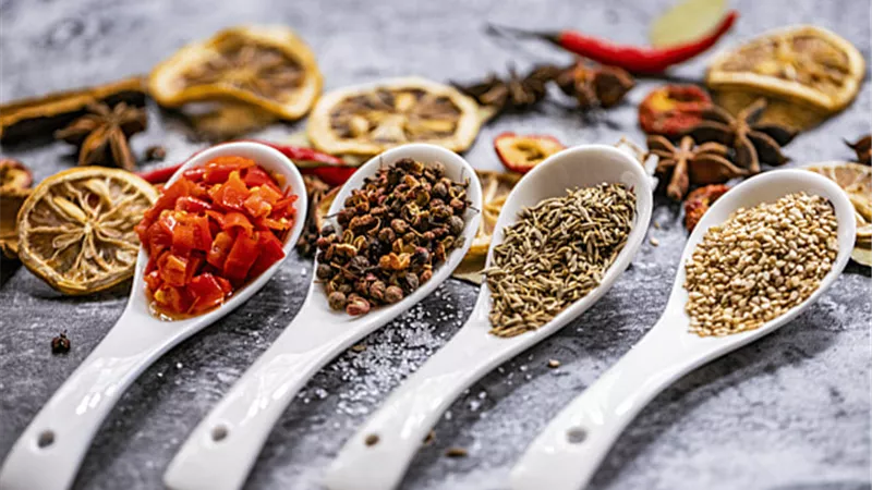 6 أعشاب احرصي على إضافتها لطعامك في رمضان