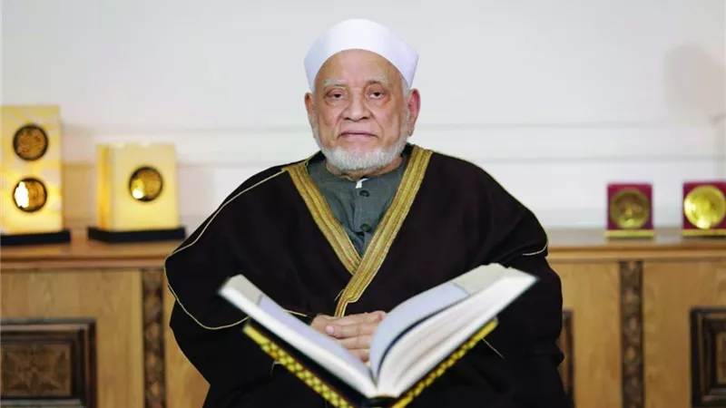 هل أداء العمرة في رمضان يساوي الحج؟ أحمد عمر هاشم يجيب