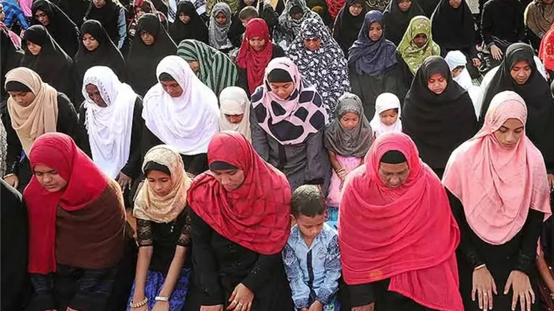هل يجوز للمرأة أن تَؤُمَّ الرجال في الصلاة؟ المفتي يرد