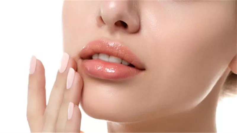 5 نصائح لتجنب جفاف الشفاه في رمضان (إنفوجراف)