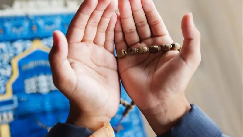 ما حكم ذكر اسم شخص في الدعاء أثناء الصلاة؟ «الإفتاء تُجيب»