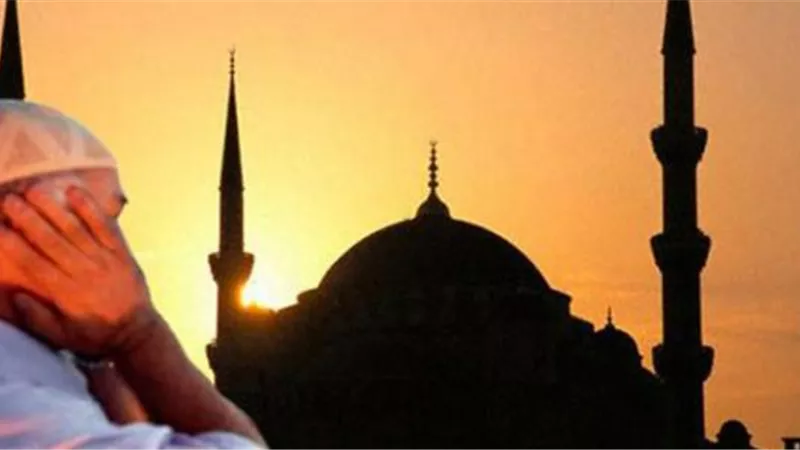 حقيقة تغيير الأذان في الشارقة 