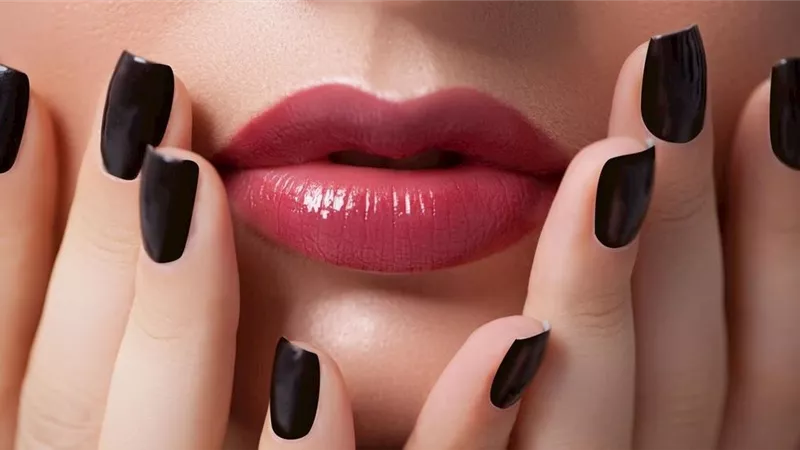 ما حكم الوضوء مع وجود طلاء الأظافر أو المكياج؟ «الإفتاء تُجيب»