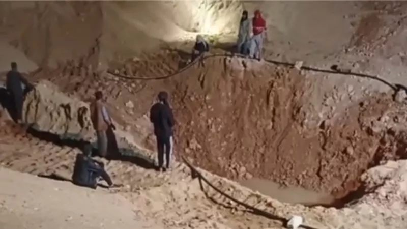 سقوط مزارع في بئر بعمق 30 مترًا وفشل محاولات إنقاذه (فيديو)